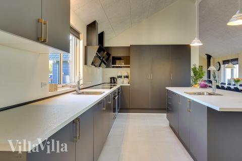 Kjøkkenet i luksushus nr. 428 er fullt utstyrt så dere lett kan lage mat til 30 personer.