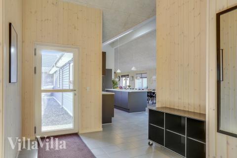 Det romslige inngangspartiet til luksushus nr. 428 i Fyn og øyer