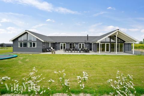 Dette lekre huset med svømmebasseng, nr. 428, med plass til 30 personer, ligger i Fyn og øyer