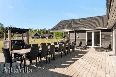 På terrassen i feriehus nr. 436 er det plass til 30 personer.
