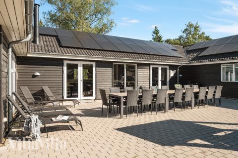 Nyt en grillkveld på terrassen i luksushus nr. 436 i Nordsjælland