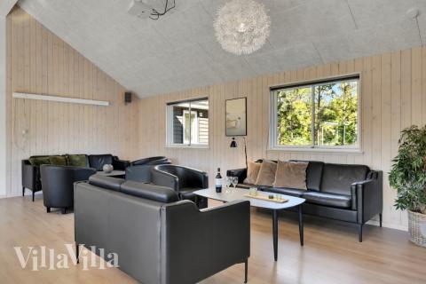 Det er god plass til hygge i feriehusets sofagruppe under oppholdet i luksushus nr. 436