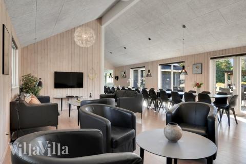 Sofaen i luksushus nr. 436 i Nordsjælland er perfekt for å hygge seg med et brettspill eller se en film sammen.