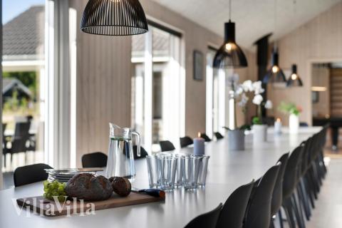 Det er plass til 30 personer i det store lyse oppholdsrommet i luksushus nr. 436.