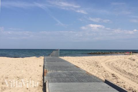 Stranden nær luksushus nr. 436 i Nordsjælland er ideell til gåturer.