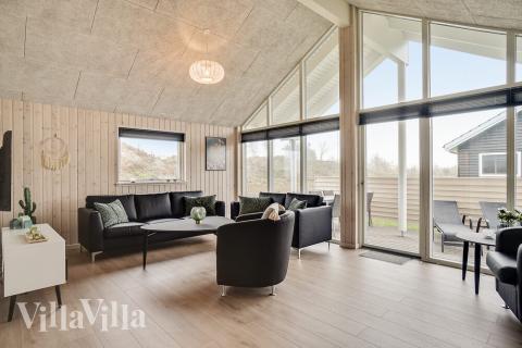 Det er plass til 10 personer i det store lyse oppholdsrommet i luksushus nr. 719.