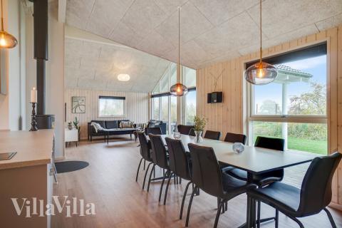 Det er god plass til at 10 personer sitter sammen i feriehusets oppholdsrom under et besøk i luksushus 725 i Tyskland.