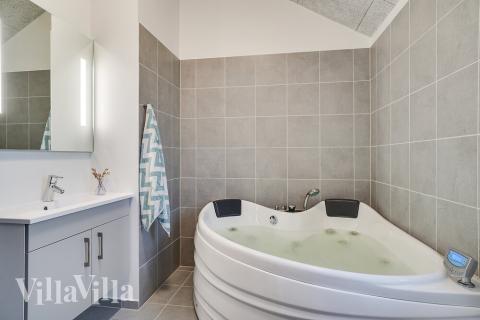 Nyt varmen i boblebadet i luksushus nr. 725 i Tyskland