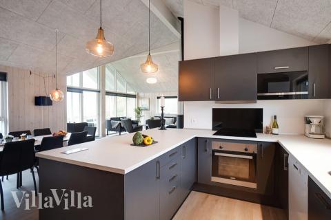 Kjøkkenet i luksushus nr. 724 er fullt utstyrt så dere lett kan lage mat til 10 personer.