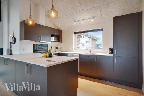 Kjøkkenet i luksushus nr. 724 er godt innrettet.