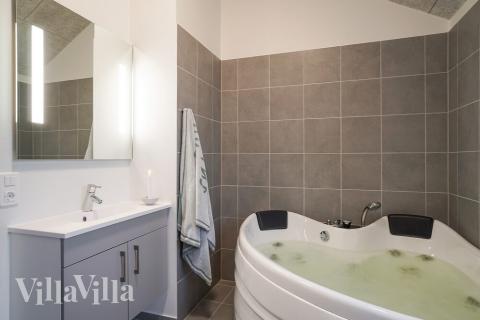 Nyt varmen i boblebadet i luksushus nr. 724 i Tyskland