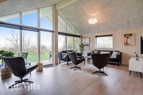 Det er plass til 10 personer i det store lyse oppholdsrommet i luksushus nr. 724.