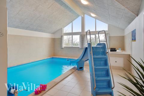 Feriehus 721 har et flott basseng med sklie, et stort innebygd boblebad og en badstue