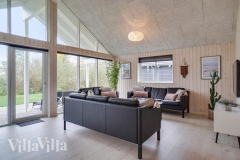 Det er plass til 18 personer i det store lyse oppholdsrommet i luksushus nr. 721.