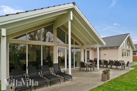 Luksushus nr. 721 har en deilig terrasse med gode hagemøbler til 18 personer.