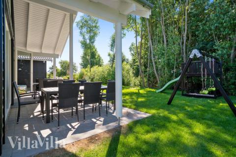 På terrassen i feriehus nr. 720 er det plass til 18 personer.