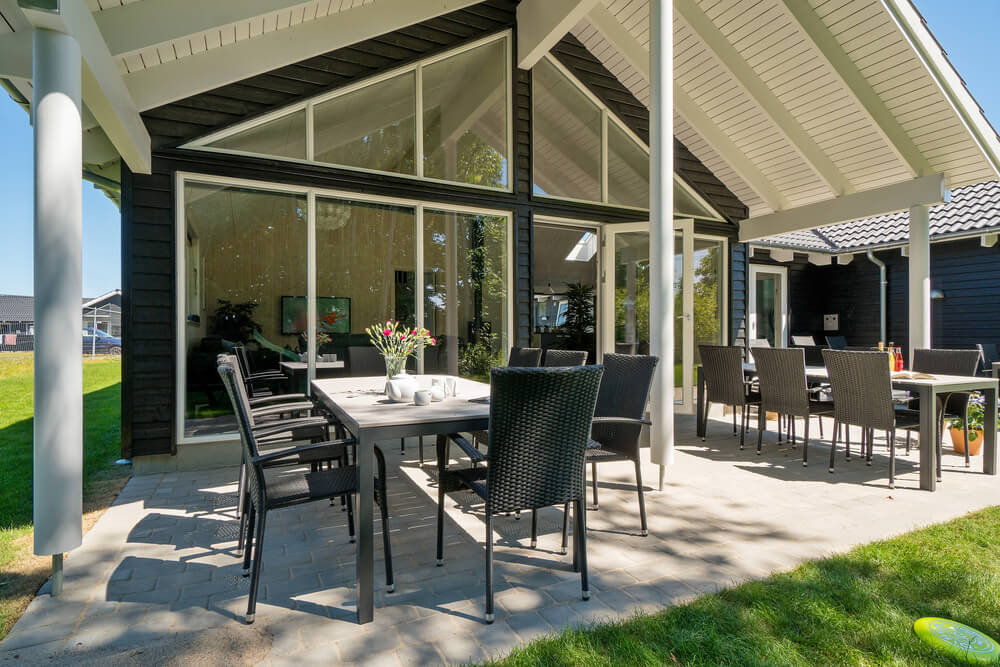 Nyt en grillkveld på terrassen i luksushus nr. 720 i Tyskland