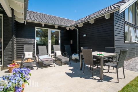 Luksushus nr. 720 har en deilig terrasse med gode hagemøbler til 18 personer.