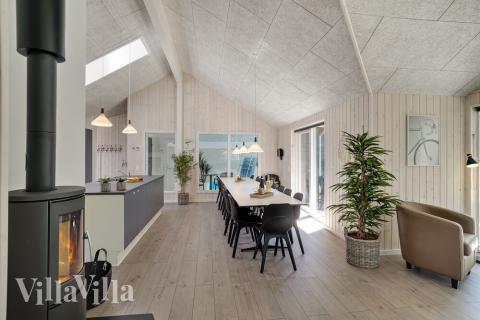 Det er plass til 18 personer i det store lyse oppholdsrommet i luksushus nr. 720.