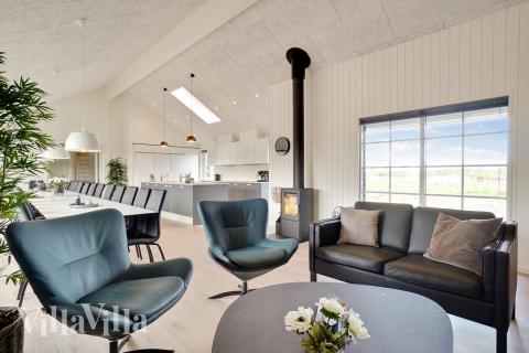 Det er god plass til at 26 personer sitter sammen i feriehusets oppholdsrom under et besøk i luksushus 442 i Østjylland.