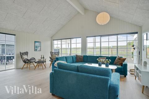 Det er plass til 26 personer i det store lyse oppholdsrommet i luksushus nr. 442.