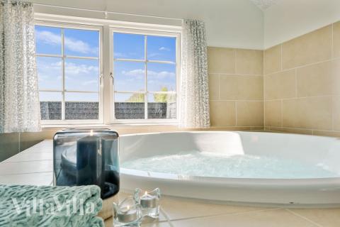 Nyt varmen i boblebadet i luksushus nr. 442 i Østjylland