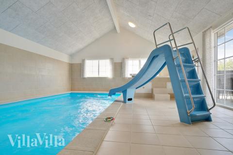 Feriehus 442 har et flott basseng med sklie, et stort innebygd boblebad og en badstue