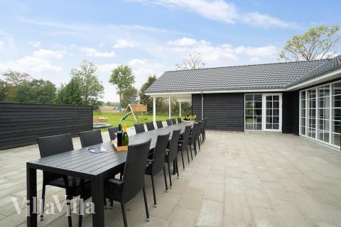 Nyt en grillkveld på terrassen i luksushus nr. 442 i Østjylland