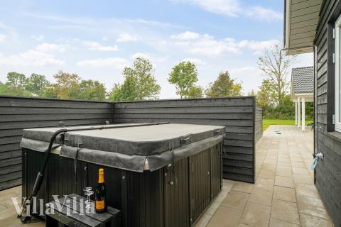 Stor terrasse i luksushus nr. 442 i Østjylland.