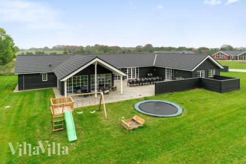 Dette lekre huset med svømmebasseng, nr. 442, med plass til 26 personer, ligger i Østjylland