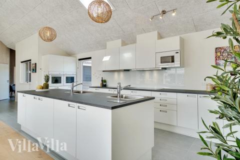 Kjøkkenet i luksushus nr. 448 er fullt utstyrt så dere lett kan lage mat til 24 personer.