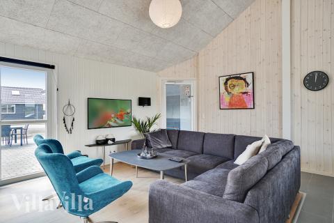 Det er plass til 24 personer i det store lyse oppholdsrommet i luksushus nr. 448.