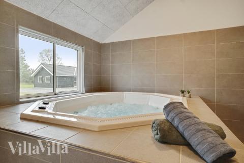 Nyt varmen i boblebadet i luksushus nr. 448 i Østjylland
