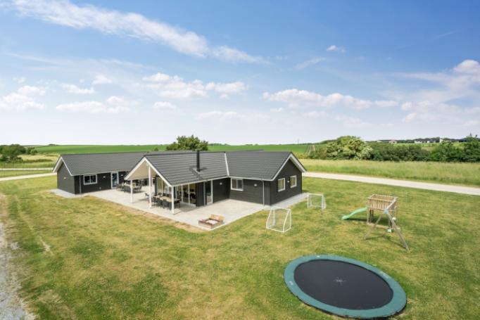 Dette lekre huset med svømmebasseng, nr. 448, med plass til 24 personer, ligger i Østjylland
