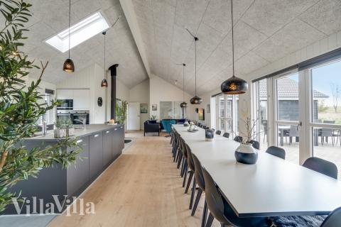 Det er god plass til at 26 personer sitter sammen i feriehusets oppholdsrom under et besøk i luksushus 441 i Østjylland.