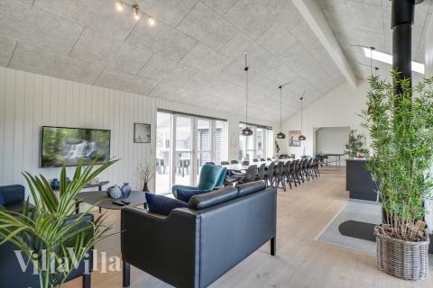 Det er plass til 26 personer i det store lyse oppholdsrommet i luksushus nr. 441.