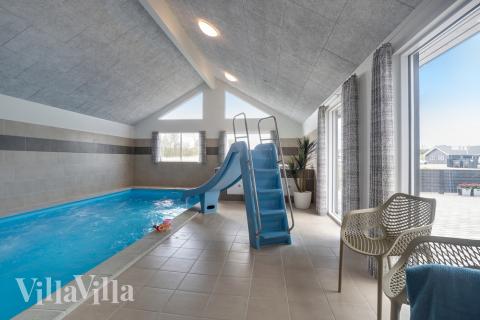 Feriehus 441 har et flott basseng med sklie, et stort innebygd boblebad og en badstue