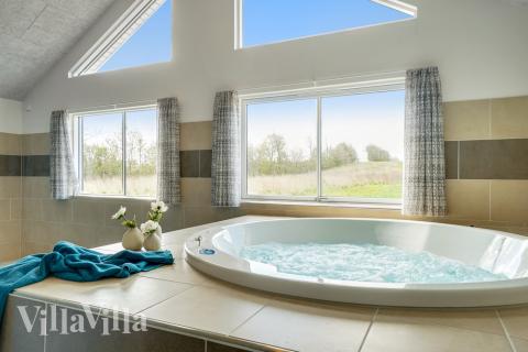 Nyt varmen i boblebadet i luksushus nr. 441 i Østjylland