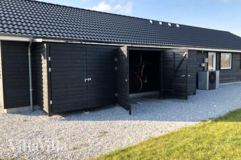 I det attraktive feriehuset nr. 441 i Østjylland finnes det mengder av utendørsaktiviteter, som leketårn og huskestativ.