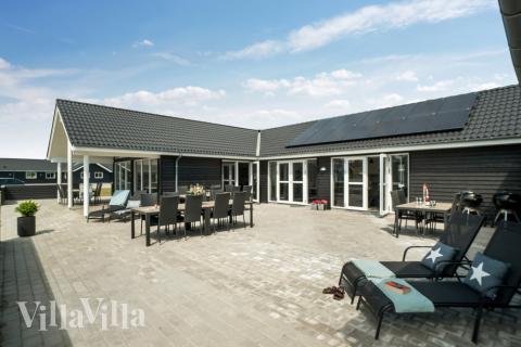 På terrassen i feriehus nr. 441 er det plass til 26 personer.