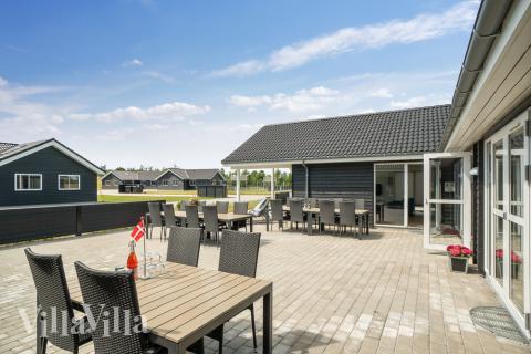 Nyt en grillkveld på terrassen i luksushus nr. 441 i Østjylland