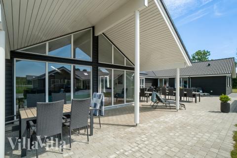 Stor terrasse i luksushus nr. 441 i Østjylland.