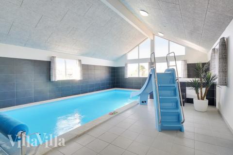 Feriehus 446 har et flott basseng med sklie, et stort innebygd boblebad og en badstue