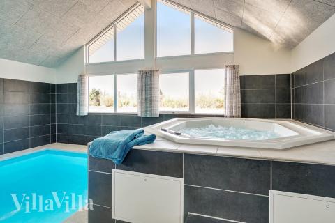 Nyt varmen i boblebadet i luksushus nr. 446 i Østjylland