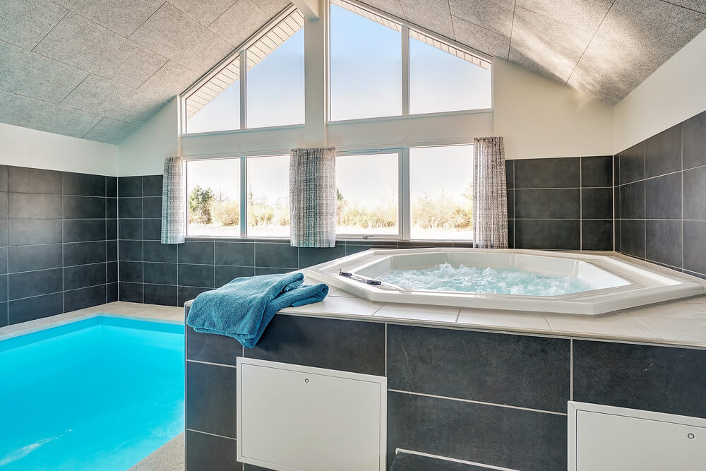 Nyt varmen i boblebadet i luksushus nr. 446 i Østjylland