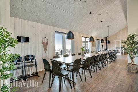 Det er god plass til at 30 personer sitter sammen i feriehusets oppholdsrom under et besøk i luksushus 446 i Østjylland.