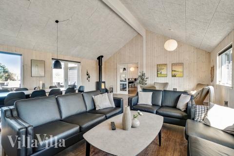 Det er plass til 30 personer i det store lyse oppholdsrommet i luksushus nr. 446.