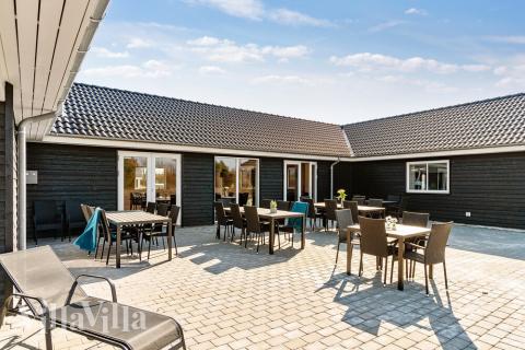 Nyt en grillkveld på terrassen i luksushus nr. 446 i Østjylland