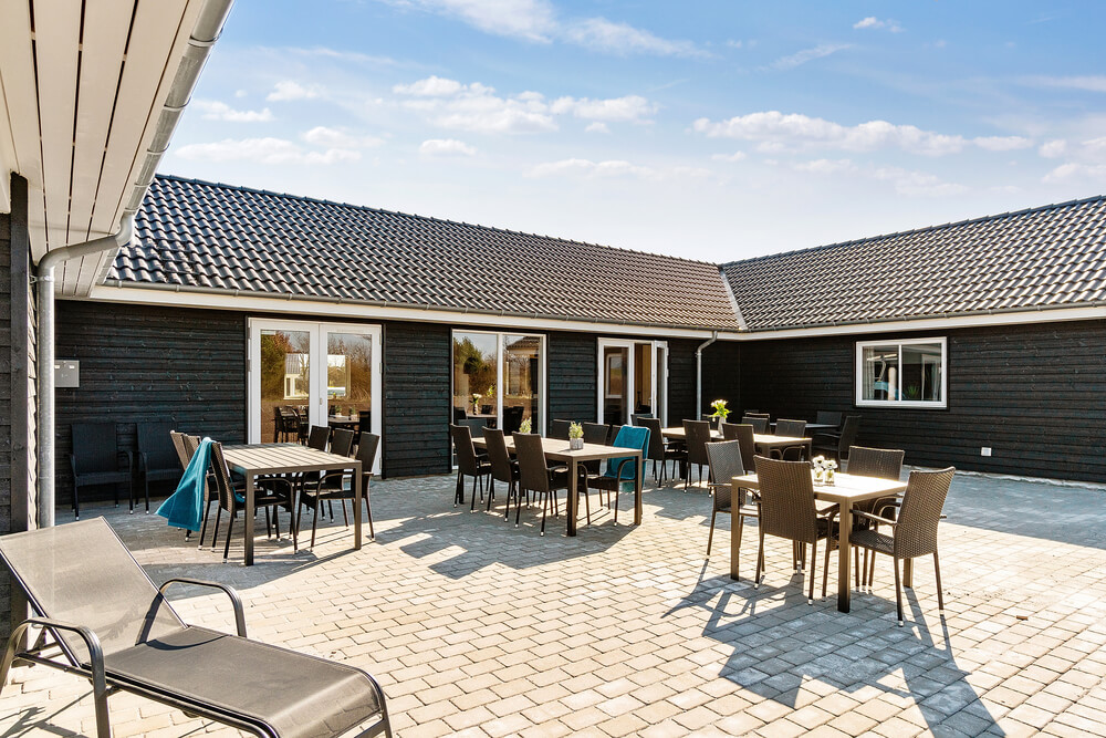Nyt en grillkveld på terrassen i luksushus nr. 446 i Østjylland