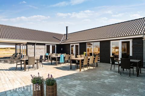 Luksushus nr. 446 har en deilig terrasse med gode hagemøbler til 30 personer.